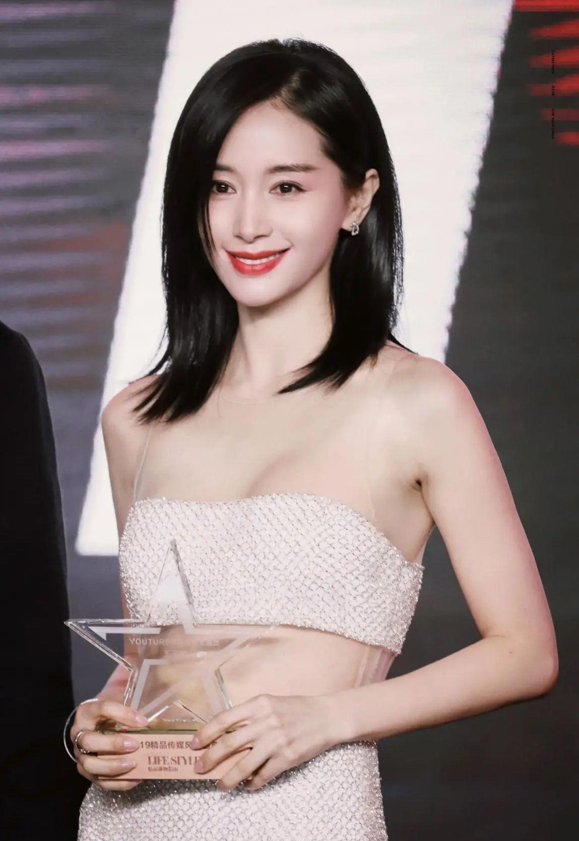 女明星健身服照片_健身明星女图片_明星健身穿搭