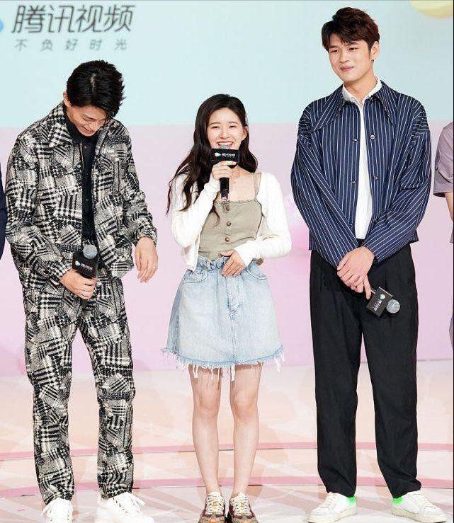 女明星健身服照片_明星健身穿搭_健身明星女图片